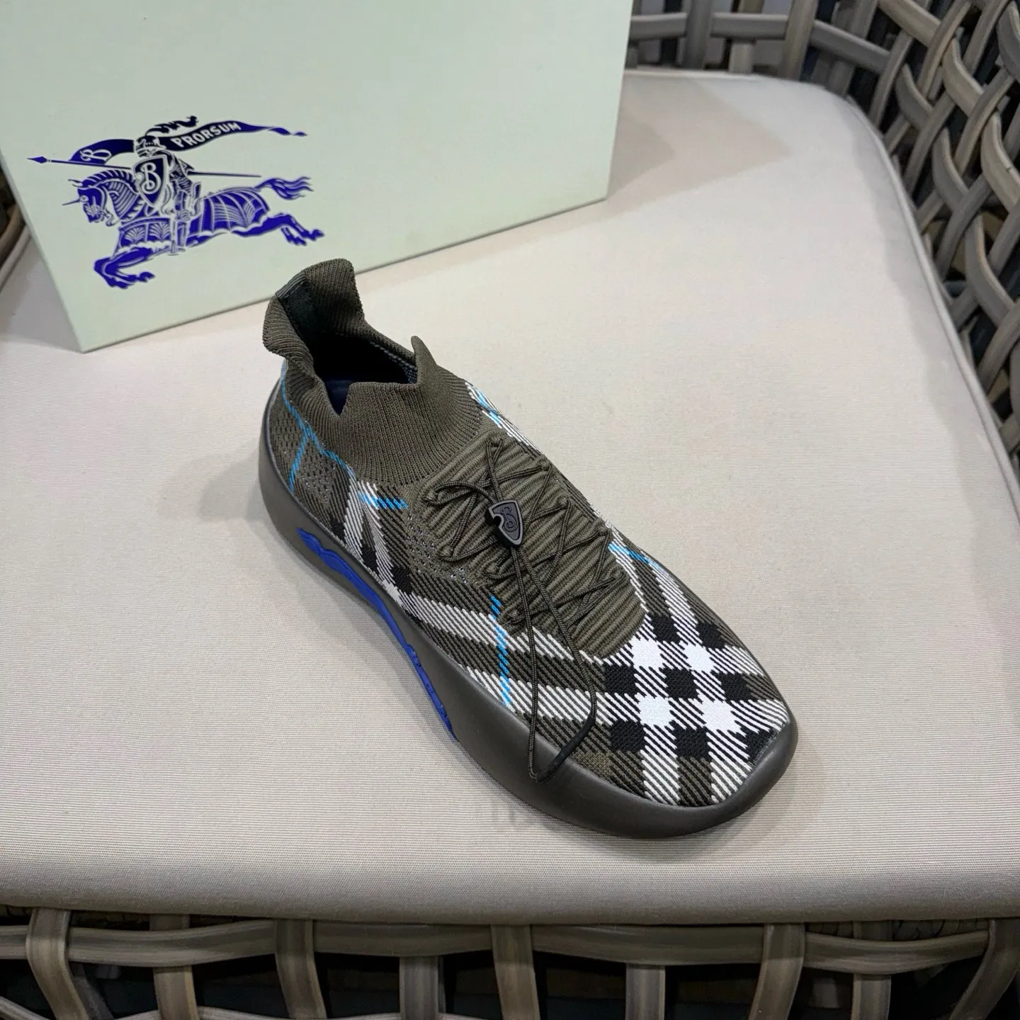 Men's shoes: 500💰BURBERRY/Burberry plaid knitted Neptune sneakers｜With breathable sock-style upper｜Embellished with knitted Burberry plaid｜Leather lining Incorporated into a plaid lace design｜Equipped with B-shaped shield buckle｜The sole is decorated with a large wrapped equestrian knight logo (EKD)｜Round toe #drawstring closure#The sole is decorated with the equestrian knight logo (EKD)｜At least 50% of the main materials of the boutique are from renewable sources Size: 39-44 (45 custom-made)
